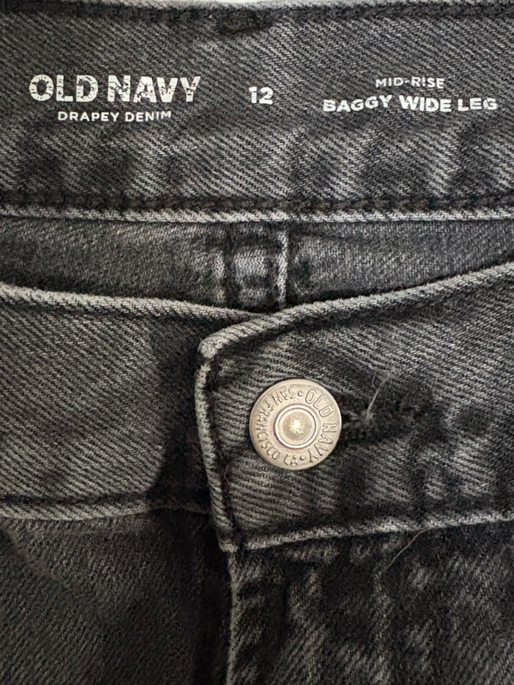 Old Navy Black Relaxed Cargo Jeans with Utility Pockets - Picture 3 of 3